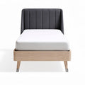 een enkelbed met gestoffeerde hoofdbord van grijs textiel en houten onderstel 190 x 90 x 100cm